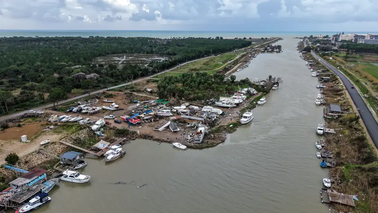 Fırtına ve Hortum Seraları Yıktı, Yollar Göle Döndü 18